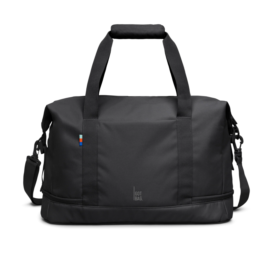 WEEKEND BAG Tasche in black (Schwarz) als Studioaufnahme in Frontansicht.