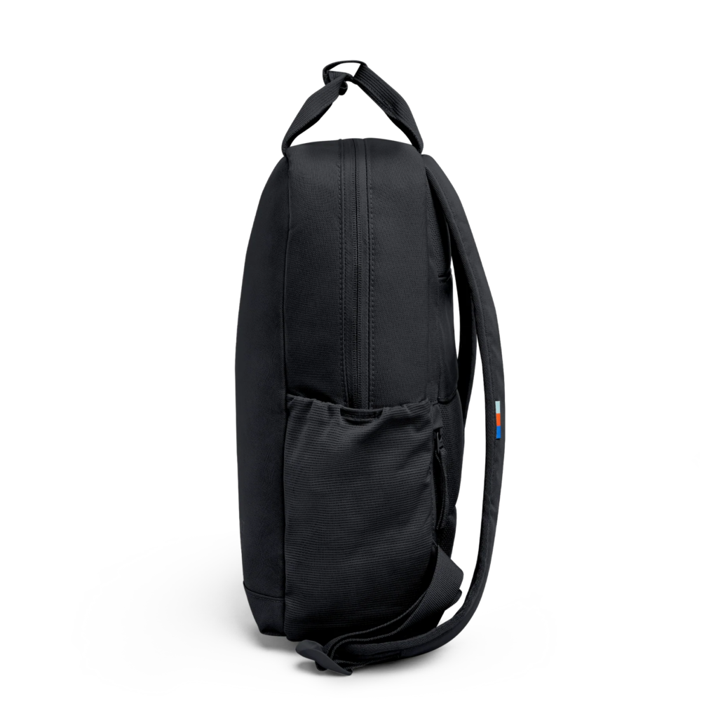 DAYPACK 2.0 Rucksack in black (Schwarz) als Seitenansicht.