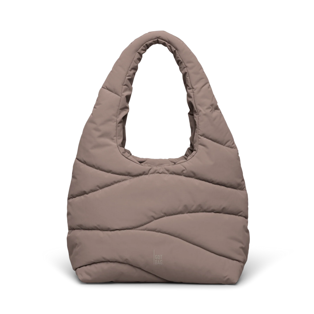 WAVY PUFFER SHOULDER BAG Tasche in oyster (klassisches Taupe-Braun) als Studioaufnahme in Frontansicht.
