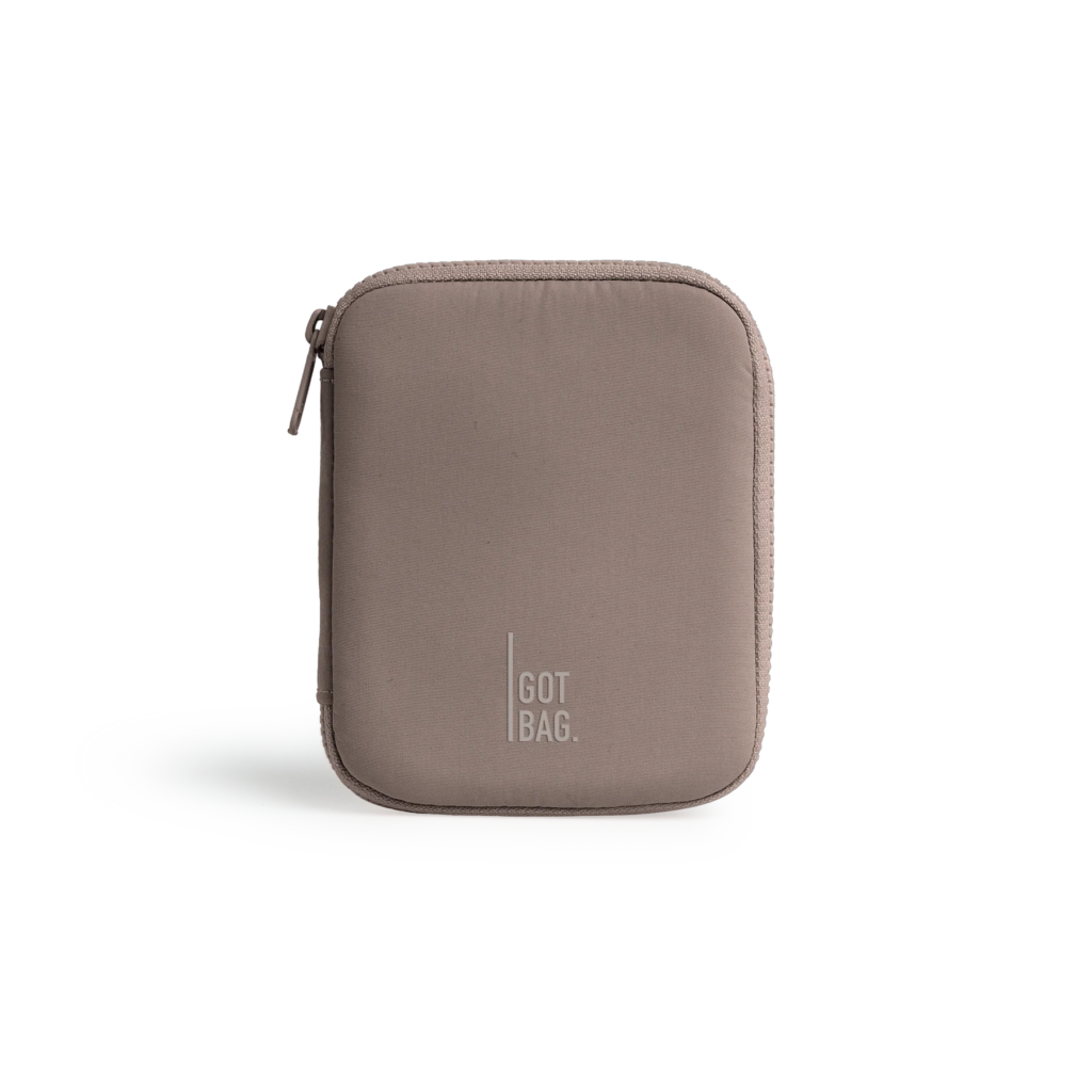 WALLET Accessoires in oyster (klassisches Taupe-Braun) als Studioaufnahme in Frontansicht.