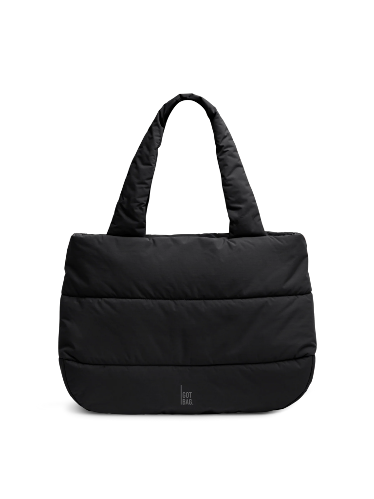 PUFFER HORIZON TOTE BAG Tasche in black (Schwarz) als Studioaufnahme in Frontansicht.