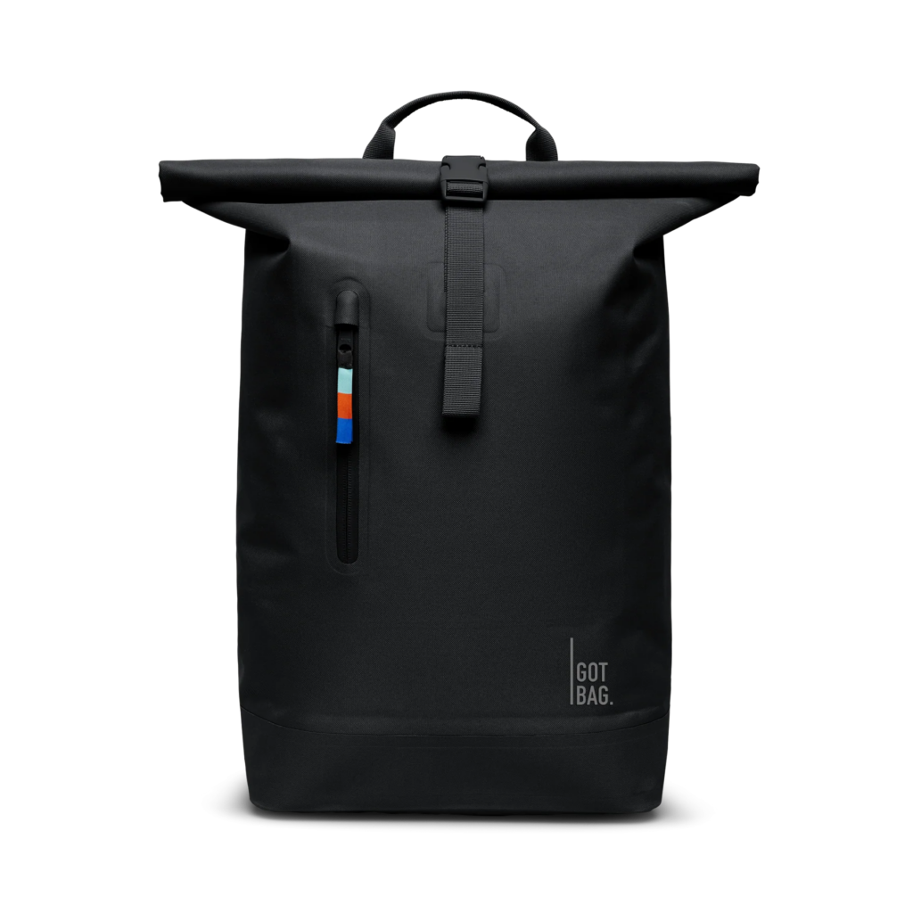 ROLLTOP LITE Rucksack in black (Schwarz) mit Schnallenverschluss und Fronttasche mit farbigem Zipper als Frontansicht.