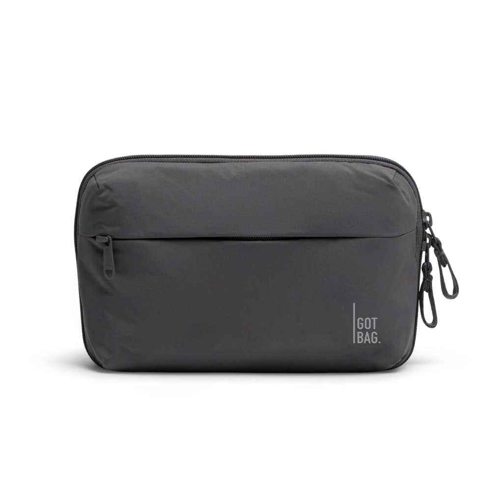 AC0441MO COMMUTERTECHPOUCH Tasche in shark (Dunkelgrau) als Studioaufnahme in Frontansicht.