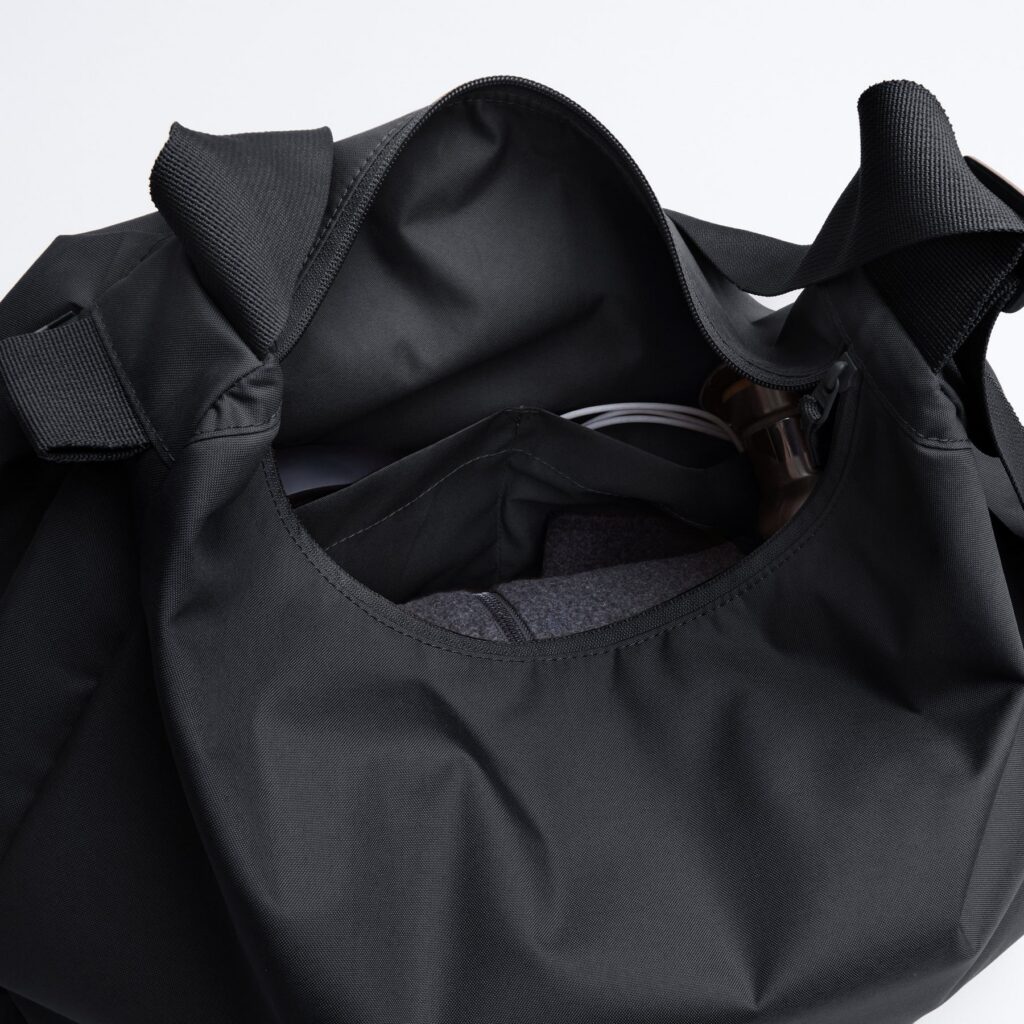 CURVED BAG Tasche in black (Schwarz) als Detailaufnahme von oben mit Blick ins Innere.
