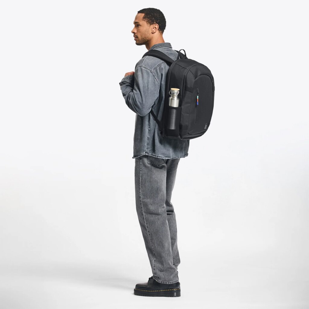 HYBRID PACK Rucksack in black (Schwarz) von einem Mann auf dem Rücken getragen.