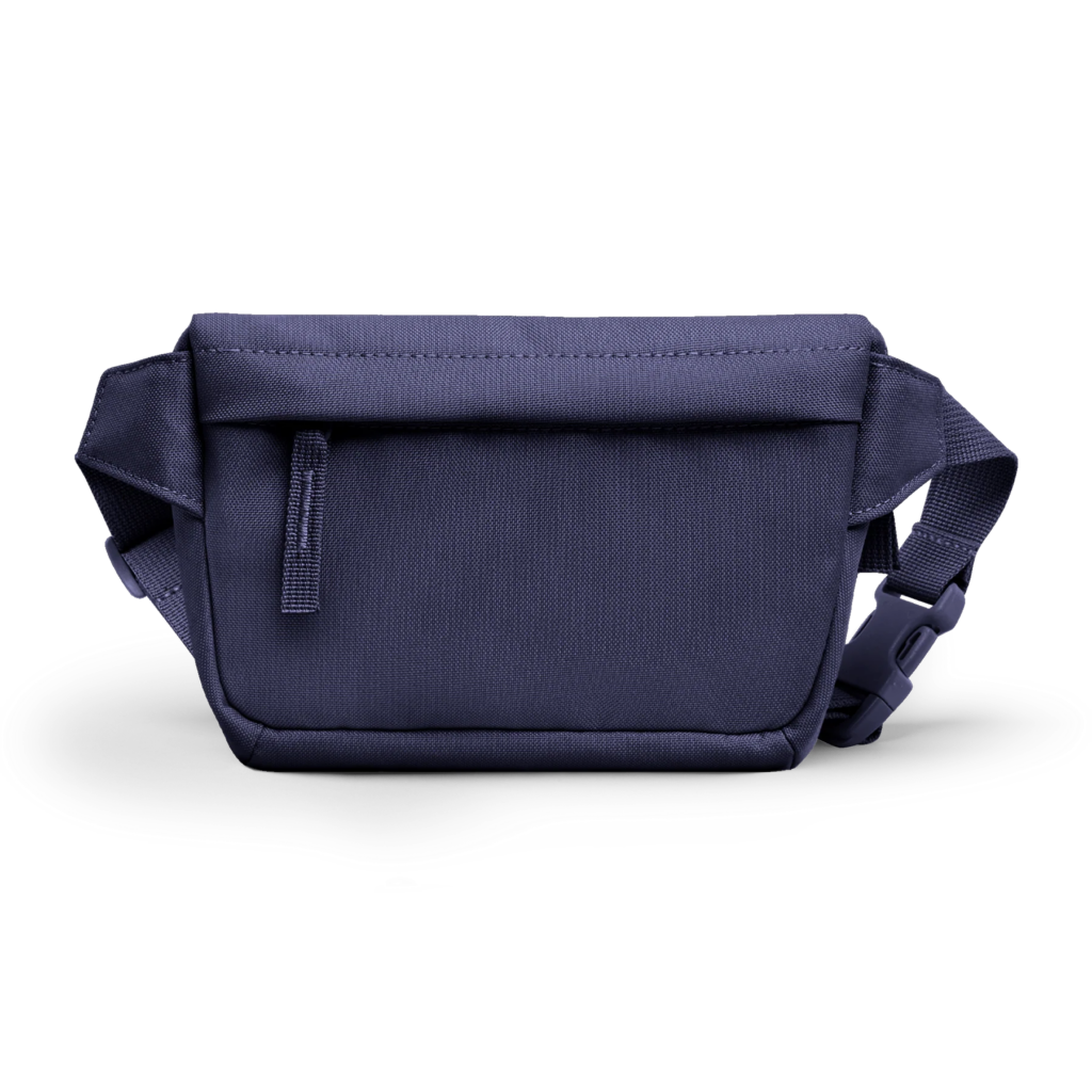 HIP BAG Tasche in tide (tiefes Dunkelblau mit Lilastich) als Studioaufnahme in Rückansicht.