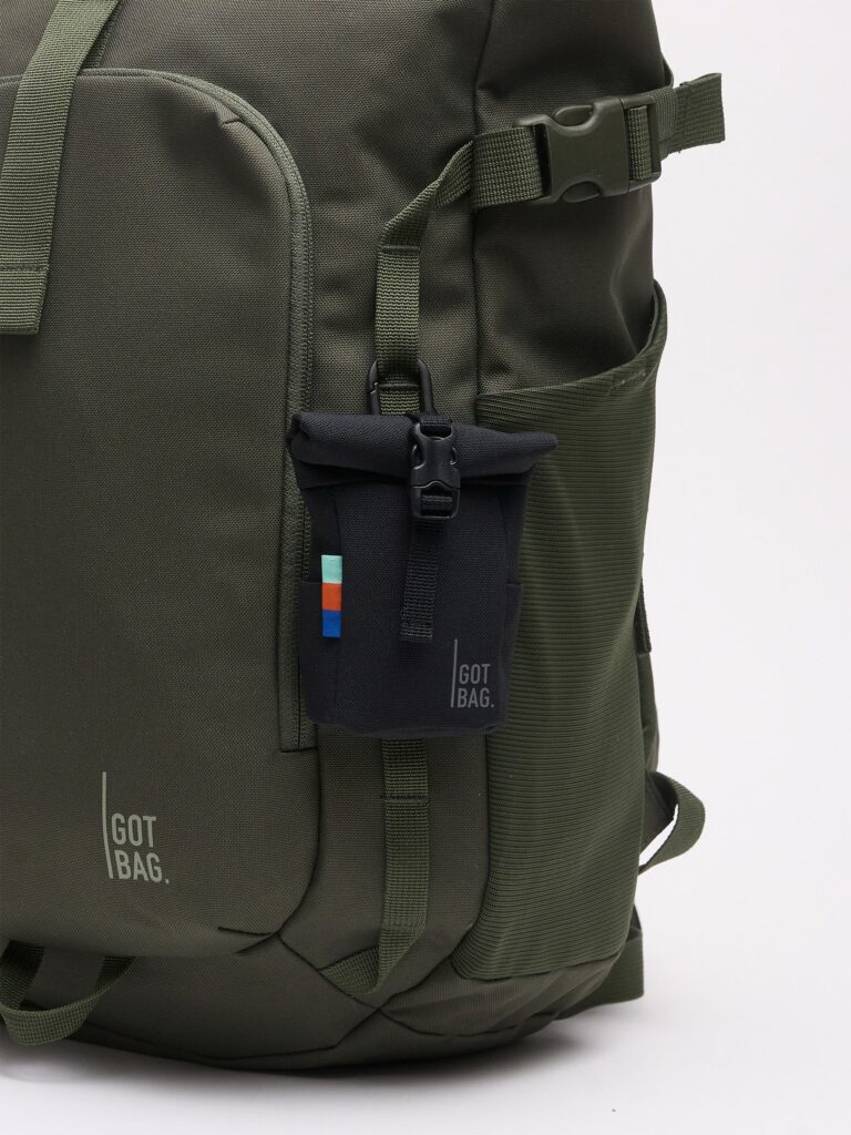 ROLLTOP ADVENTRUE Rucksack in algae (Dunkelgrün mit Graustich), Detailansicht mit einem schwarzen Accessoire.